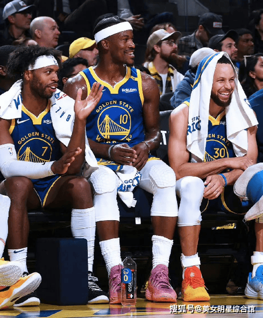 勇士横扫魔术,恩比德送出助攻 勇士横扫魔术,恩比德送出助攻