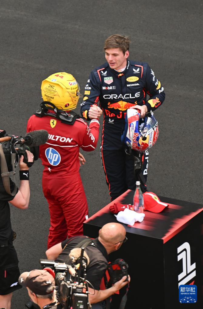 关于红牛车队完胜阿斯顿马丁，汉密尔顿扛起全队的信息