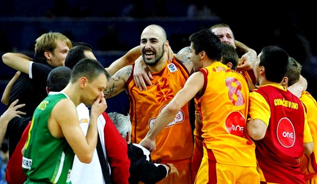 关于芬兰队在比赛中逆袭成功，晋级四分之一决赛的信息