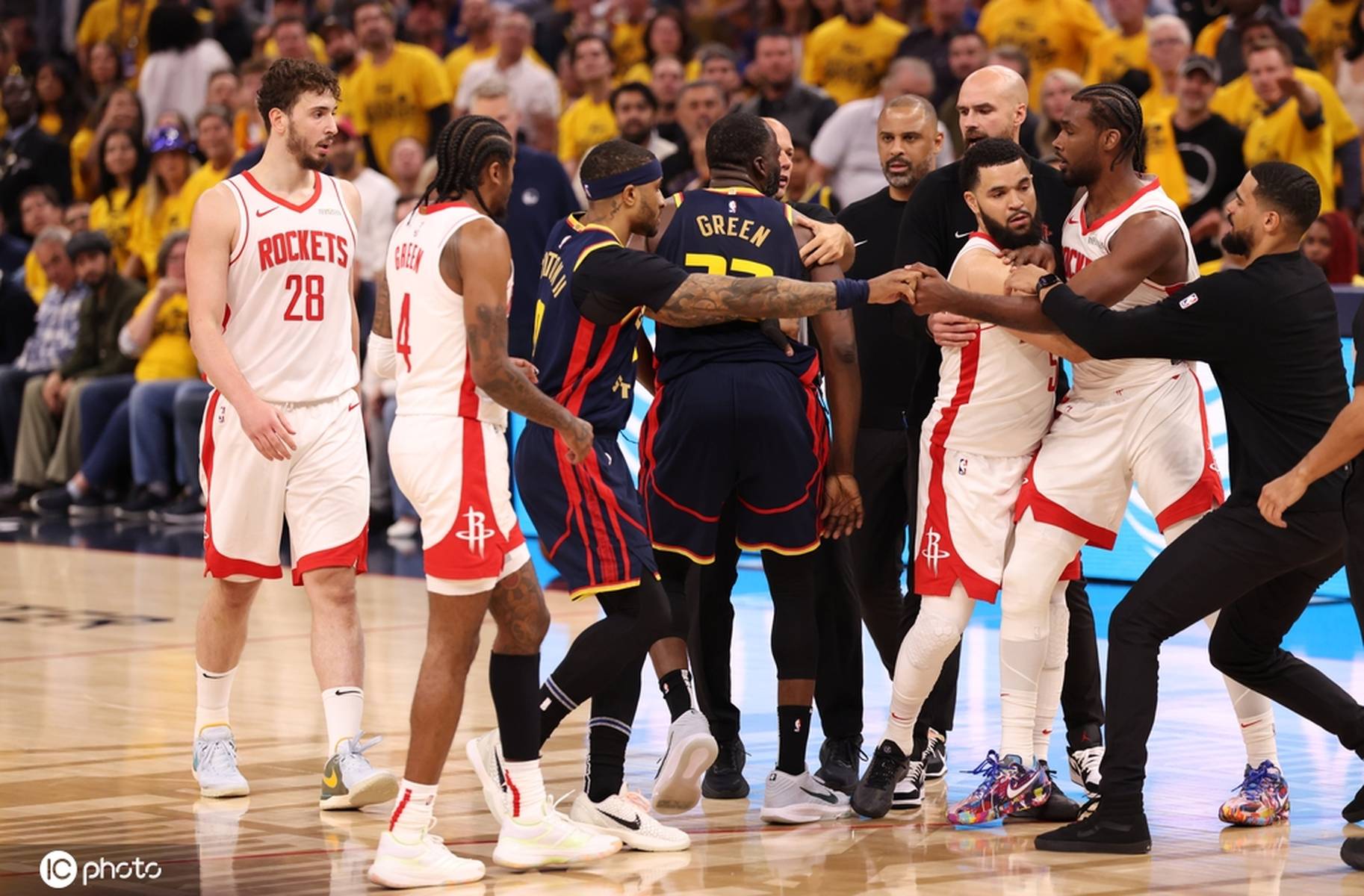 勇士全队轮番上阵，击败国王