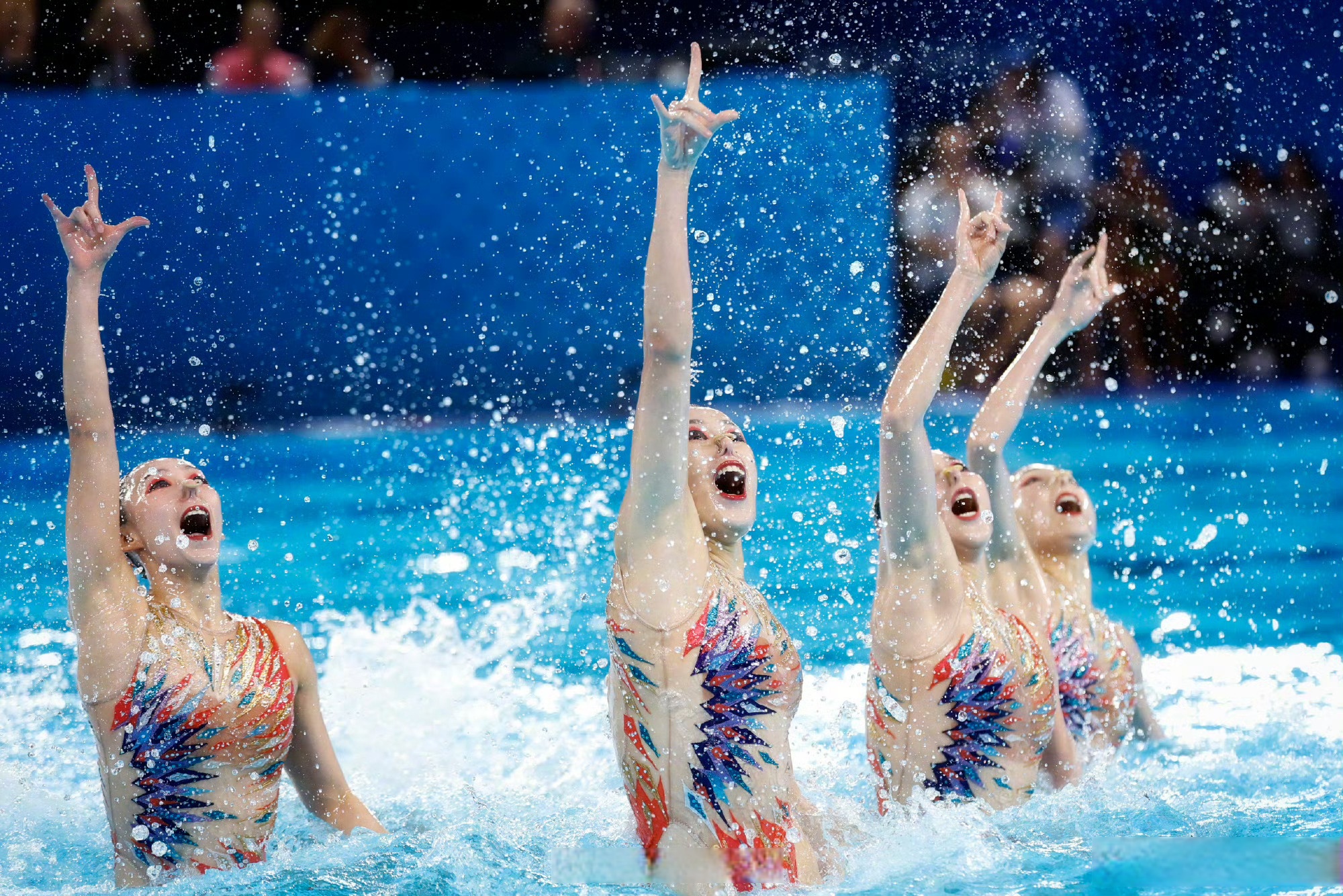 游泳选手冲刺最后一段，成功超越对手夺牌
