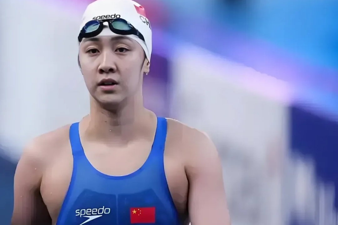 游泳选手冲刺最后一段，成功超越对手夺牌