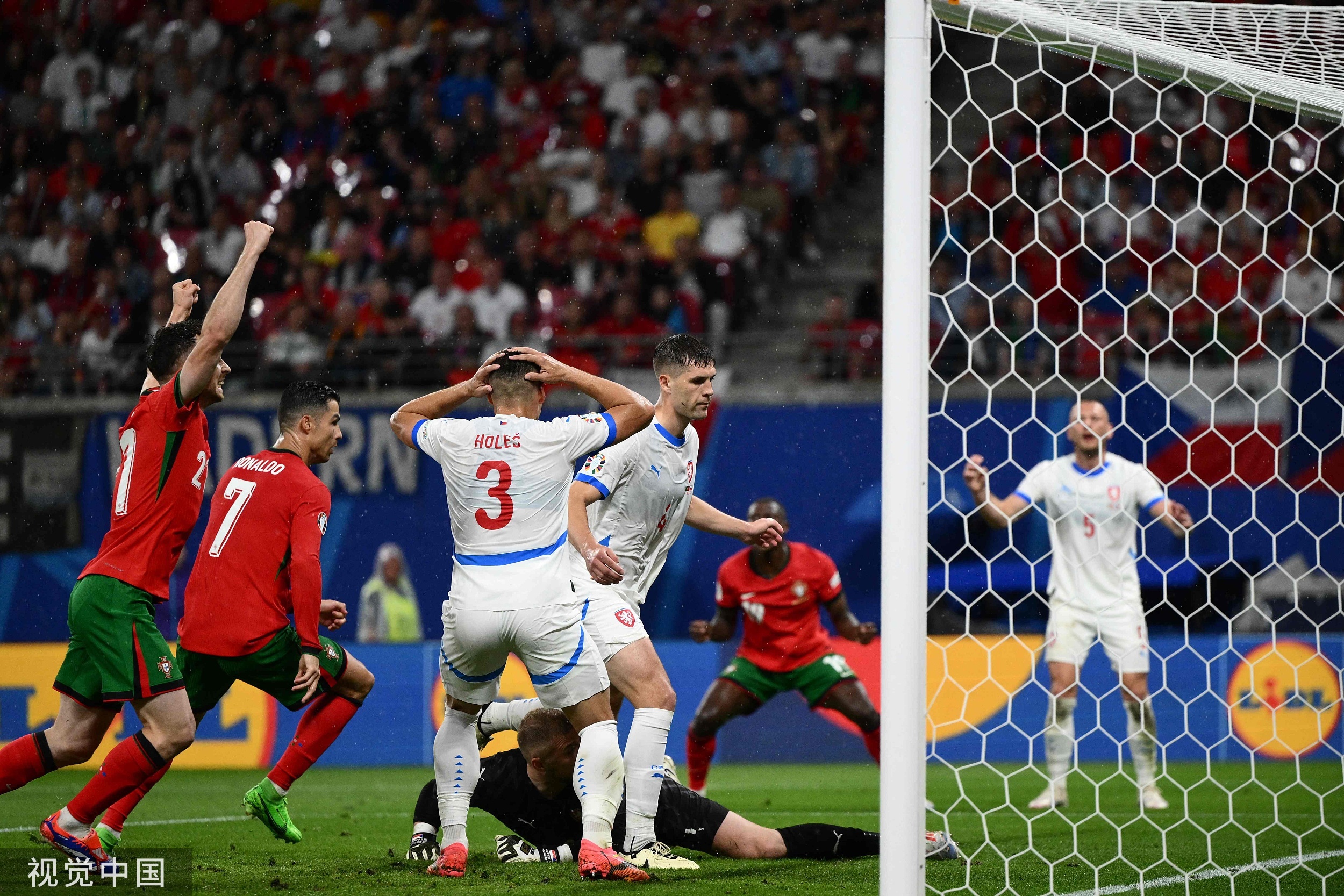 包含捷克队士气高涨，欧预赛表现稳定的词条