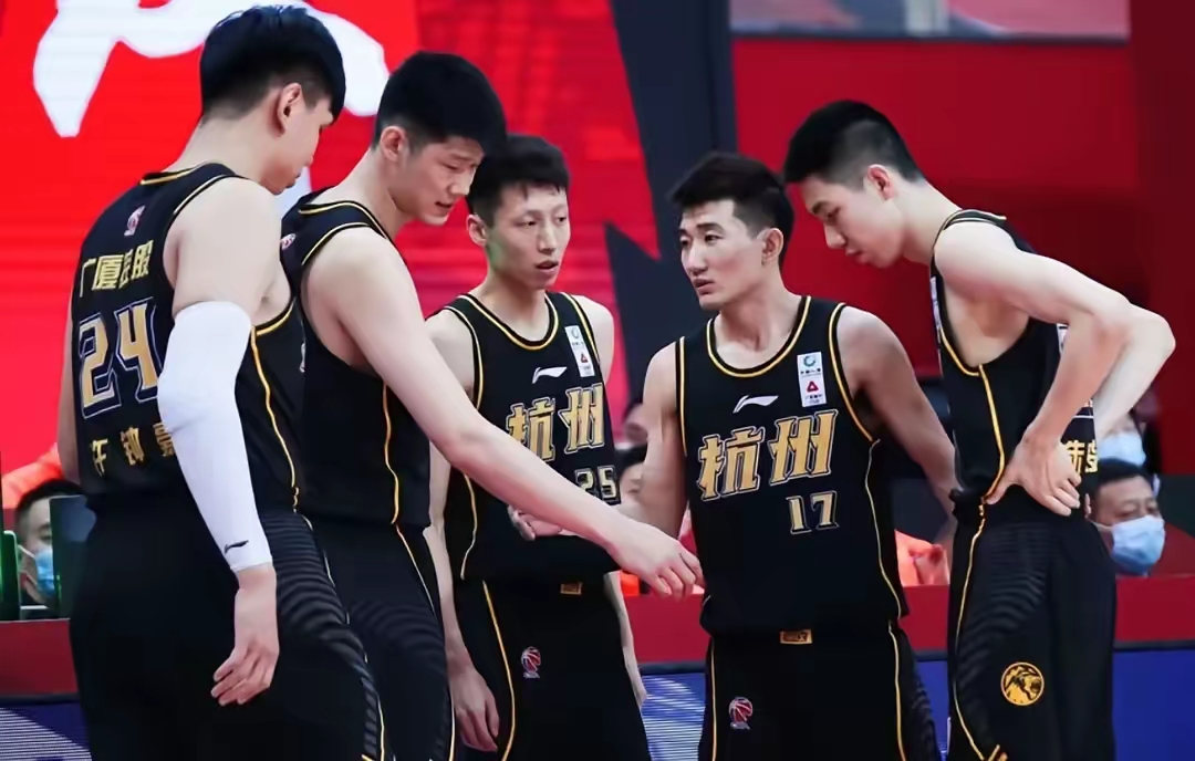 广厦队伤病不断，坚守阵地不屈不挠，迎接挑战的简单介绍