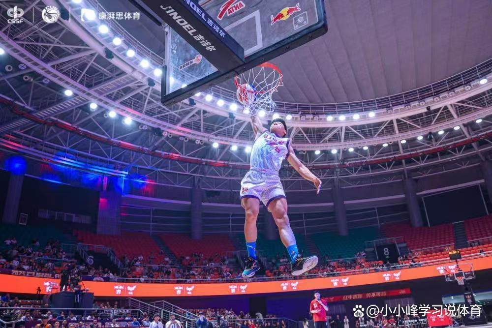 前篮球巨星将现身比赛现场，引发球迷狂欢的简单介绍