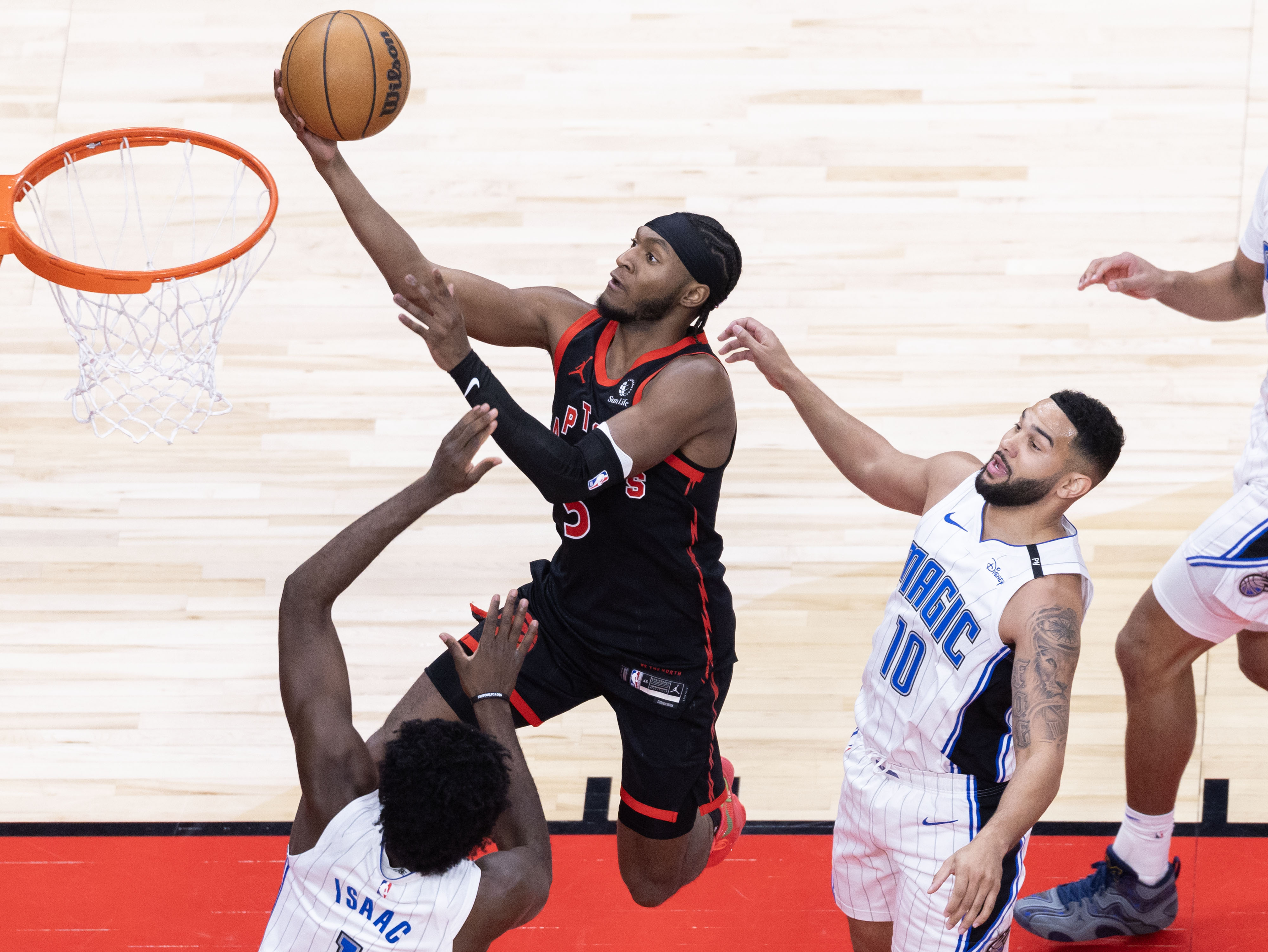 前篮球巨星将现身比赛现场，引发球迷狂欢的简单介绍