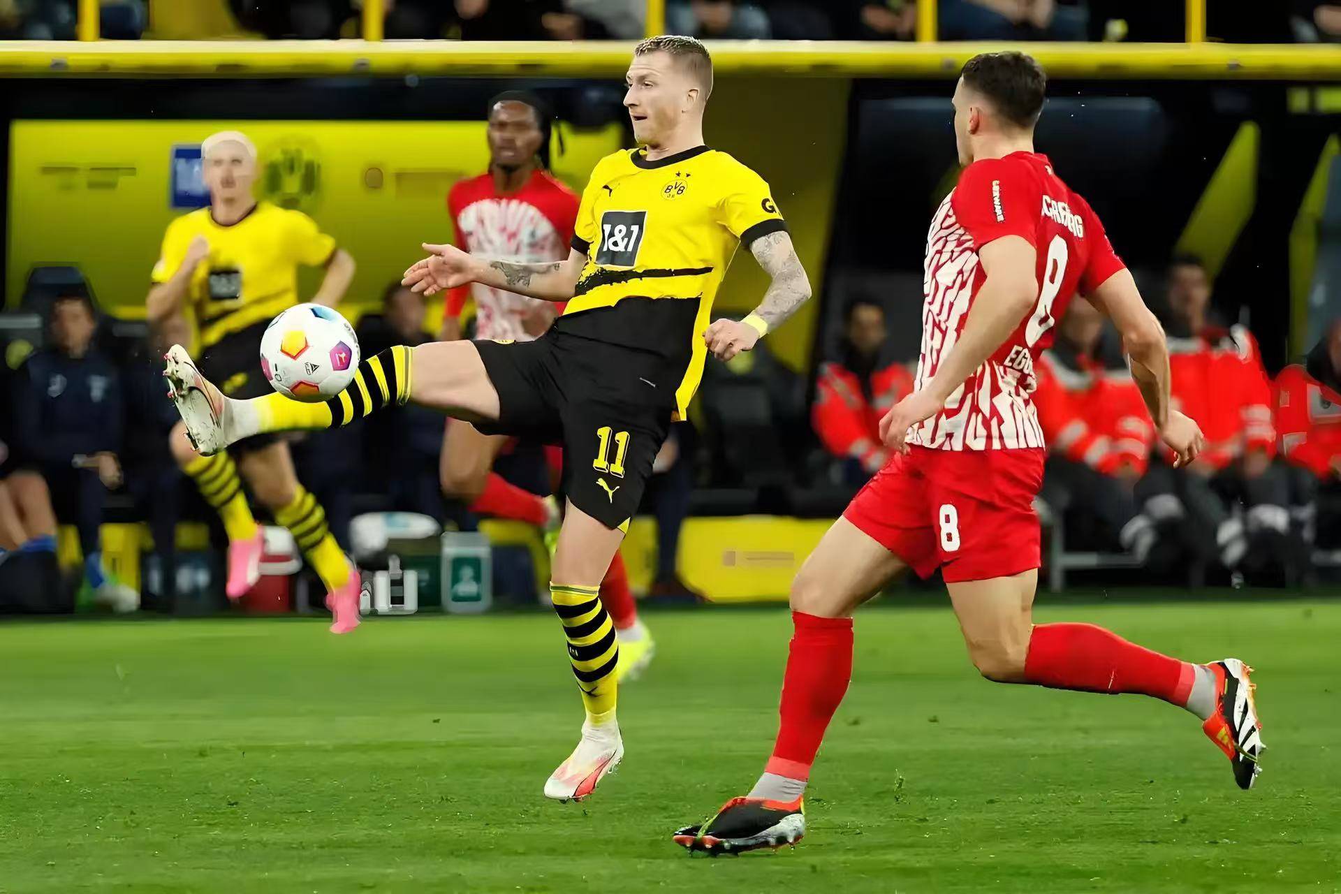 包含沃尔夫斯堡主场胜斯图加特，继续稳居德甲前列的词条