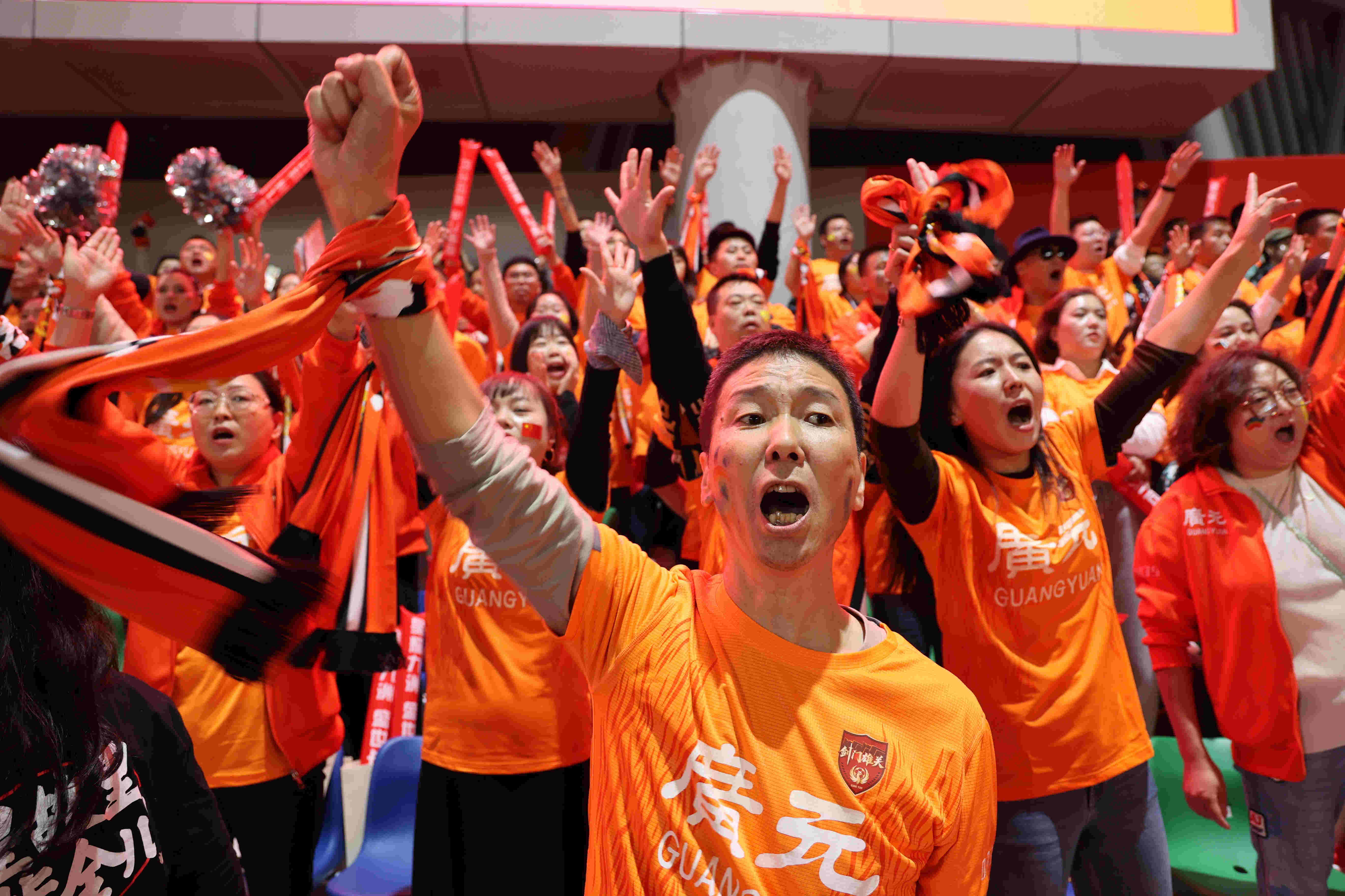 球迷尽情呐喊，为球队加油助威