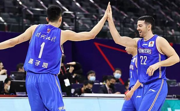 包含吉林男篮战胜对手，继续领跑积分榜的词条