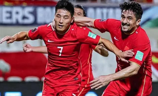 包含各国足球代表队抵达赛场，备战决赛的词条