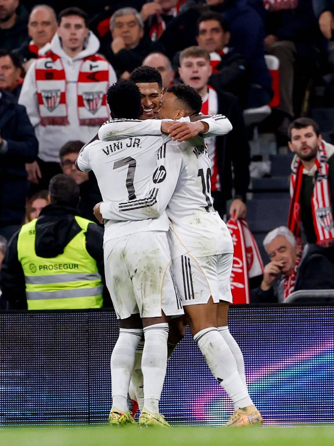 荷兰鏖战里昂，姆巴佩带队取胜