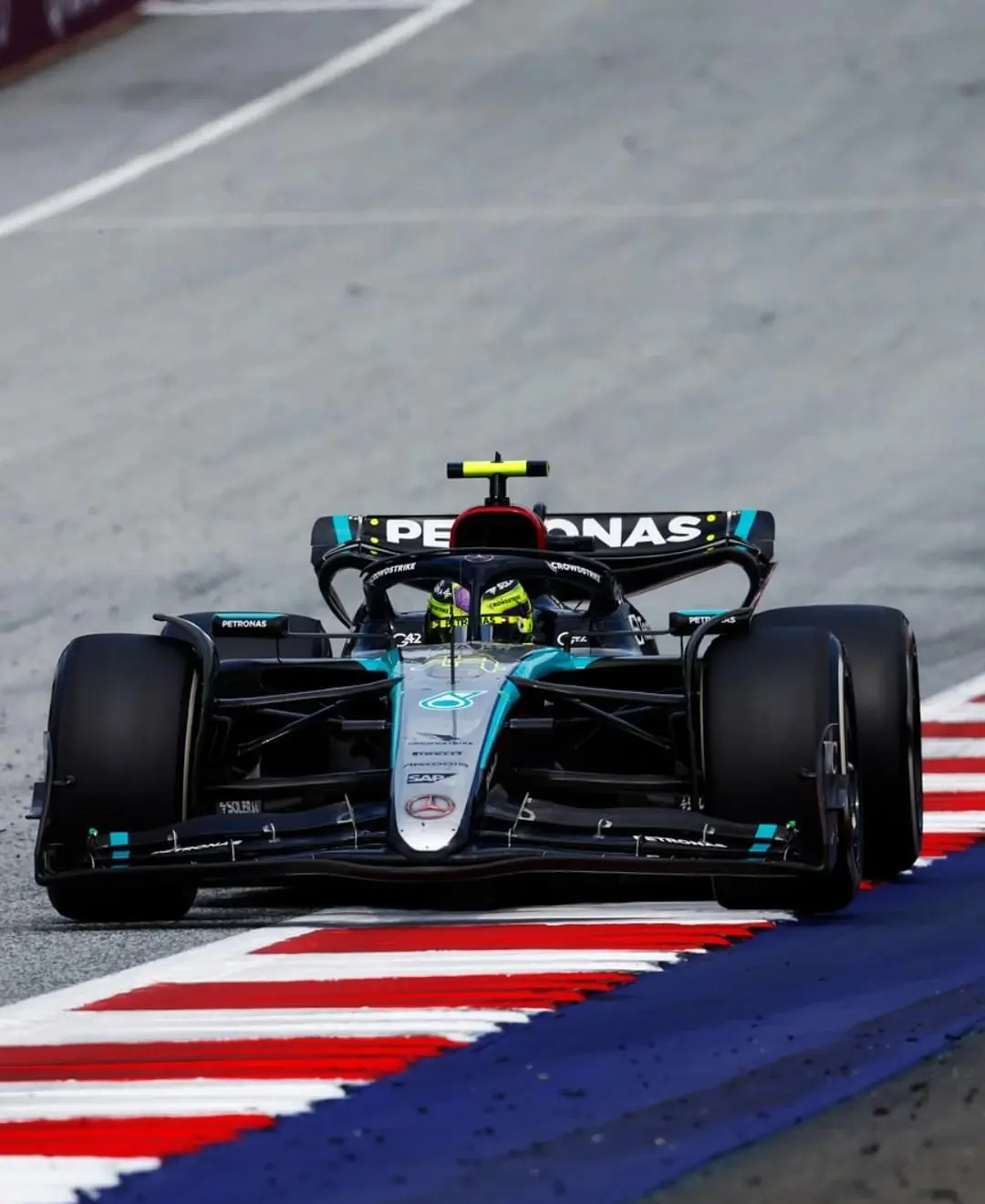 梅赛德斯完胜雷诺车队，拉塞尔状态火热的简单介绍