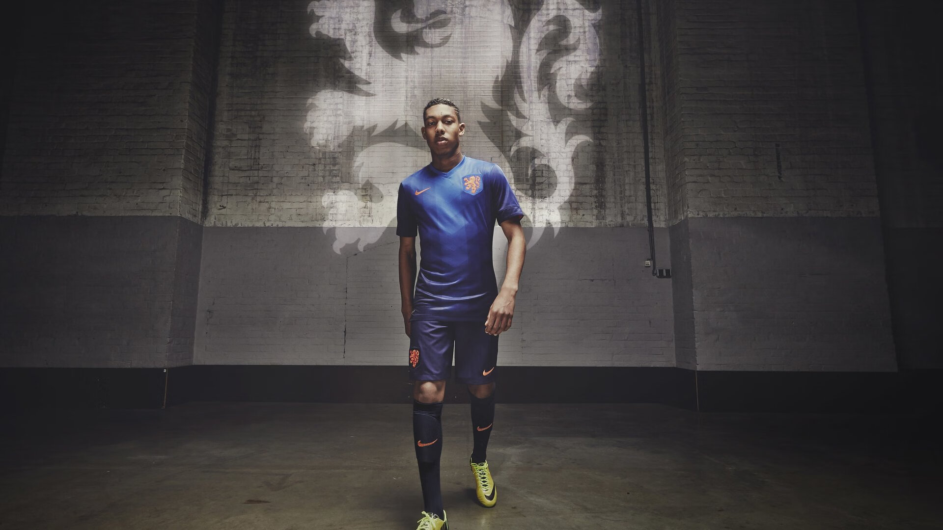 当足球与赛车在平行世界交汇，勒沃库森的尼日利亚封锁与本泽马的F1赛道接管