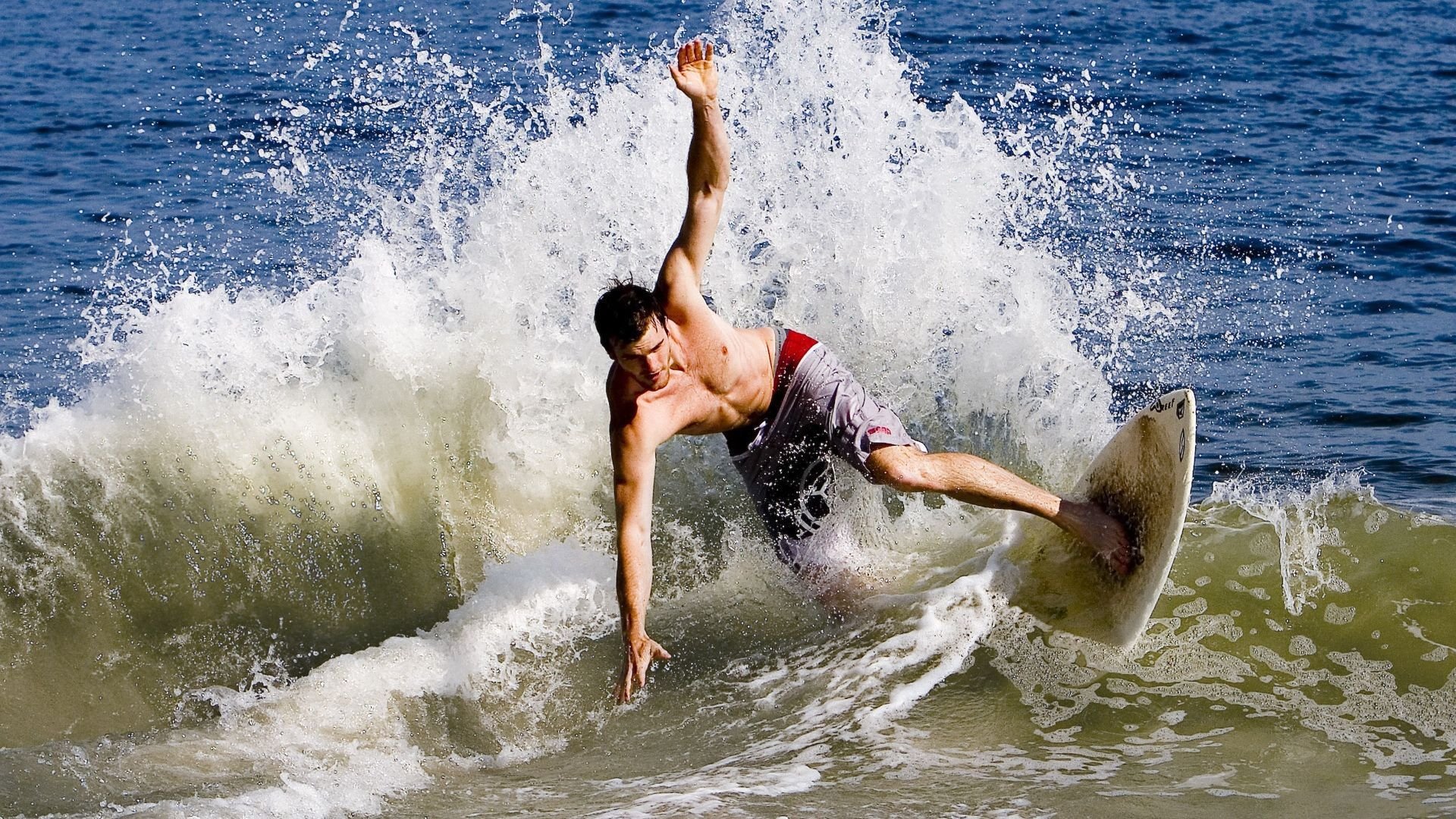 阿什拉夫闪电破门点燃赛场，拜仁终场绝杀险胜多特蒙德